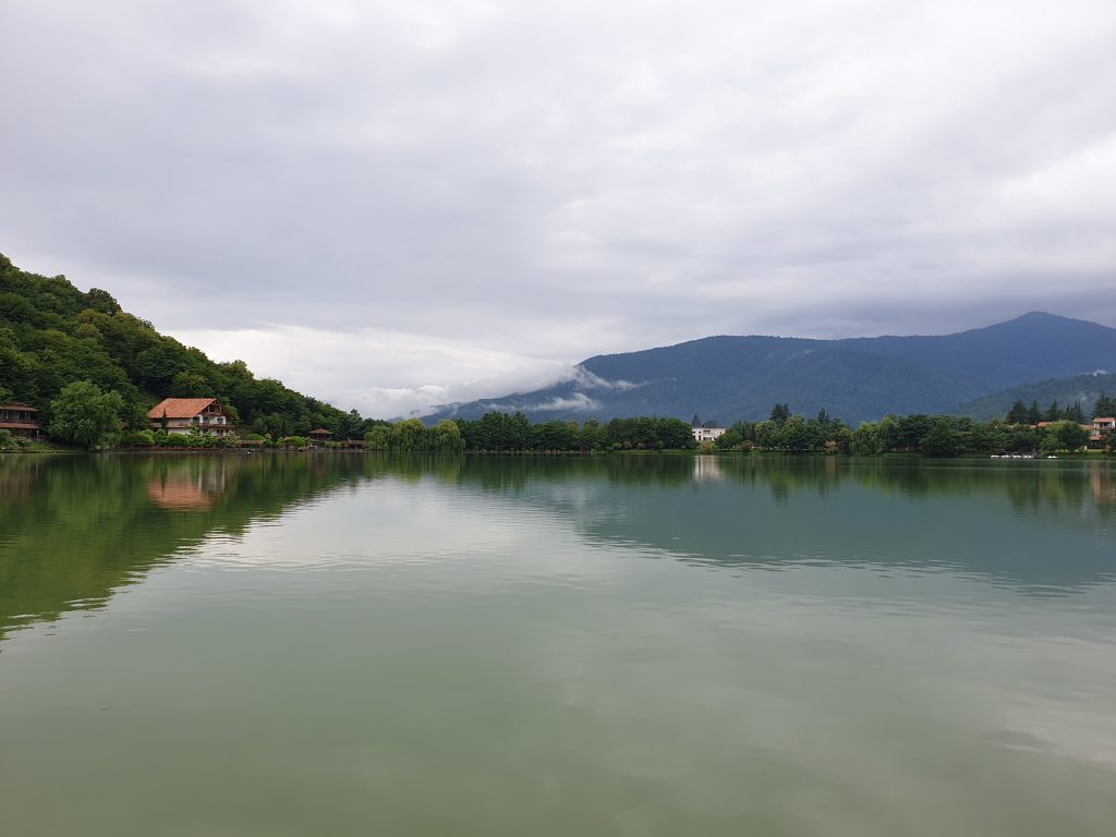 Landschaftsbild eines georgischen Sees