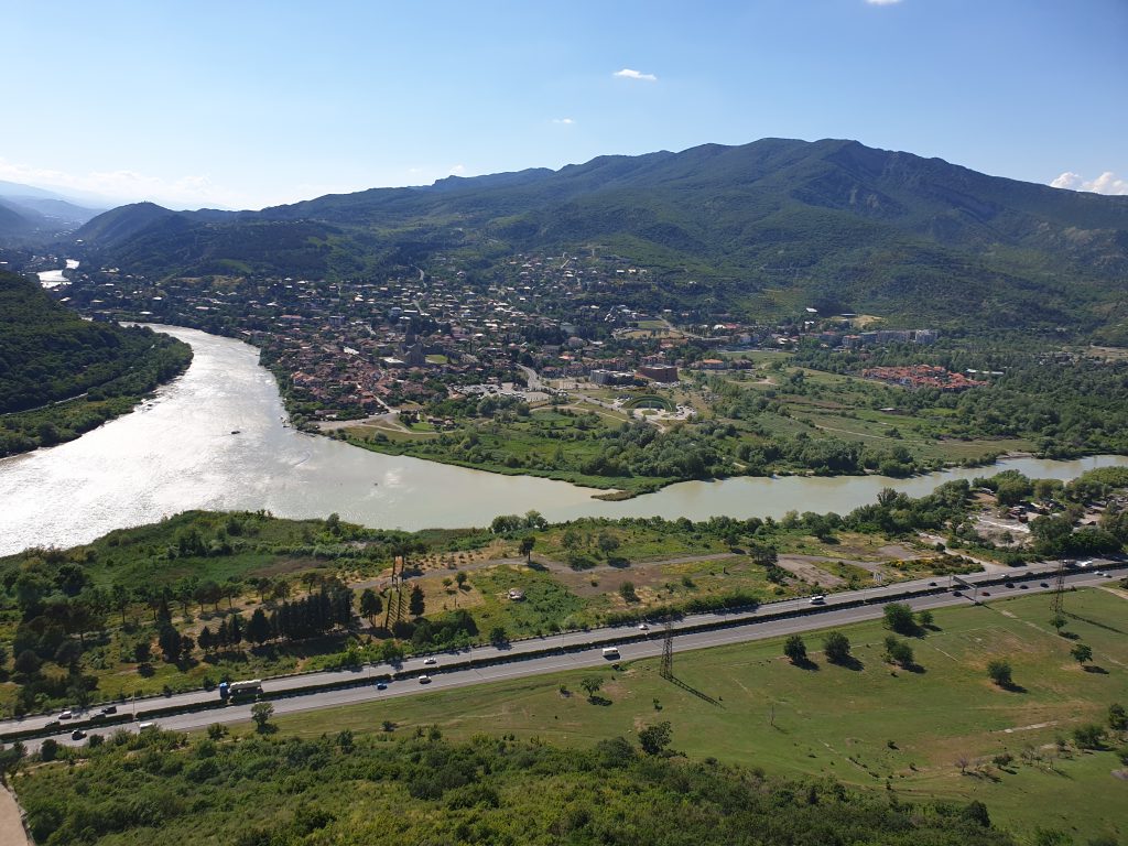 Landschaftsbild mit Aussicht über einen Fluss
