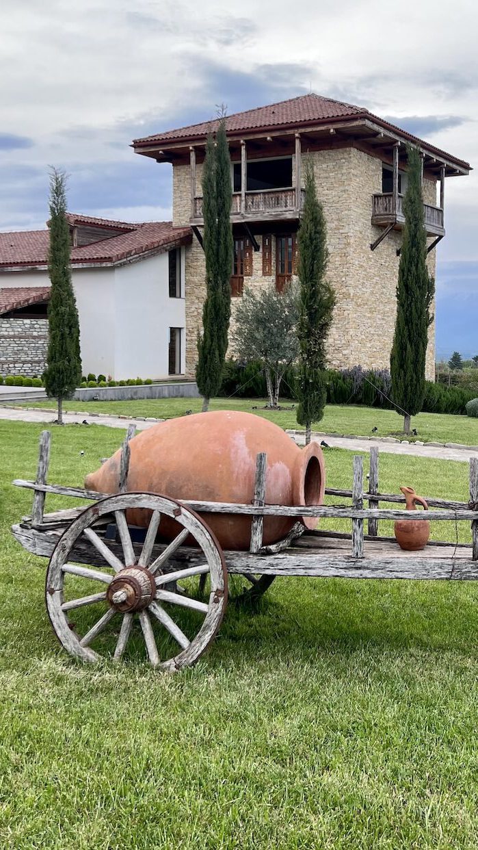 Ein Qvevri liegt auf einem Karren