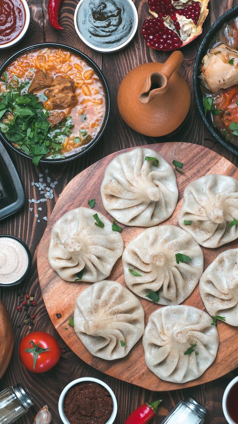 reich gedeckter Tisch mit georgischen Speisen