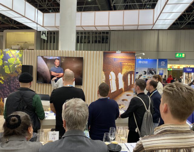 Ein voller Georgien-Stand während eines Stand-Up Tastings auf der ProWein 2026.