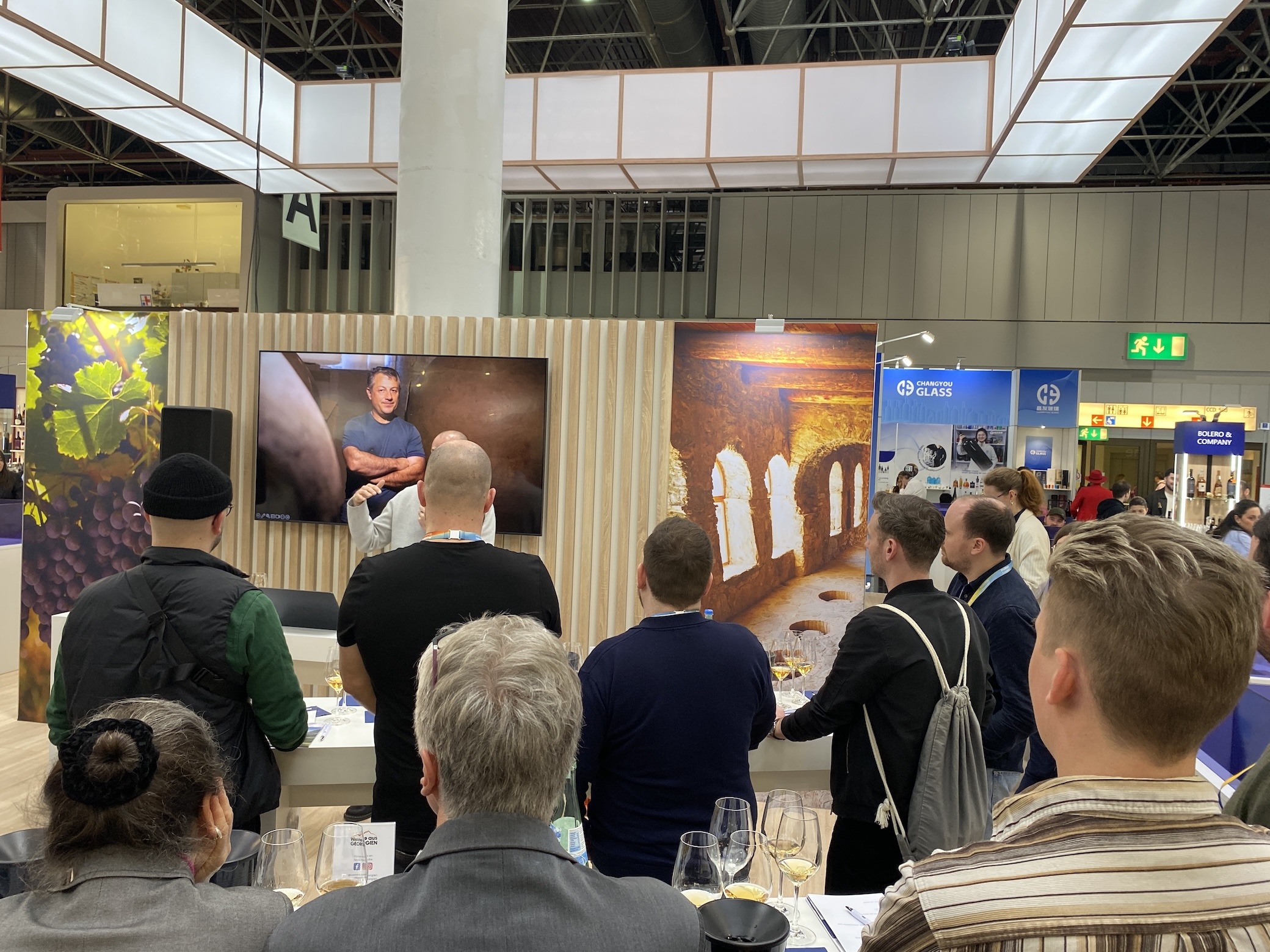 Ein voller Georgien-Stand während eines Stand-Up Tastings auf der ProWein 2026.